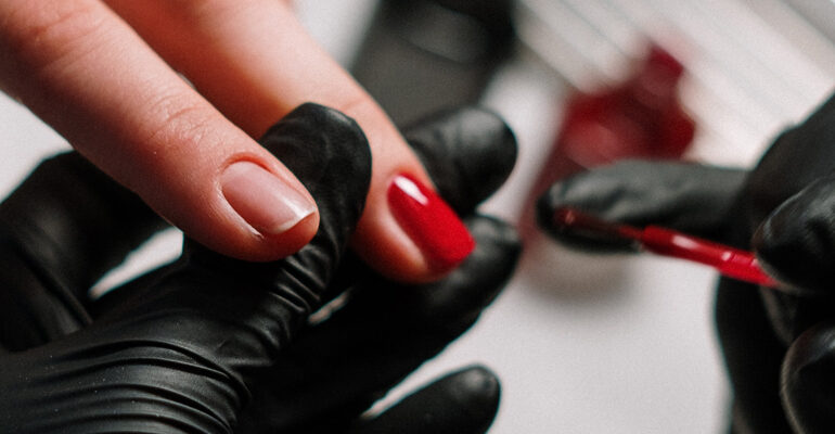 Manicure_na_krotkich-770x400